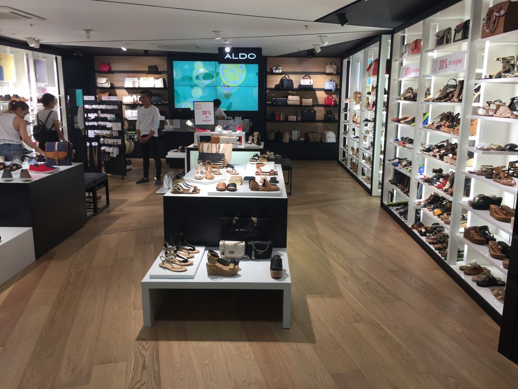 พื้นไม้โอ้ค เอ็นจิเนียร์ ติดต้ังร้าน ALDO, Siam Center
