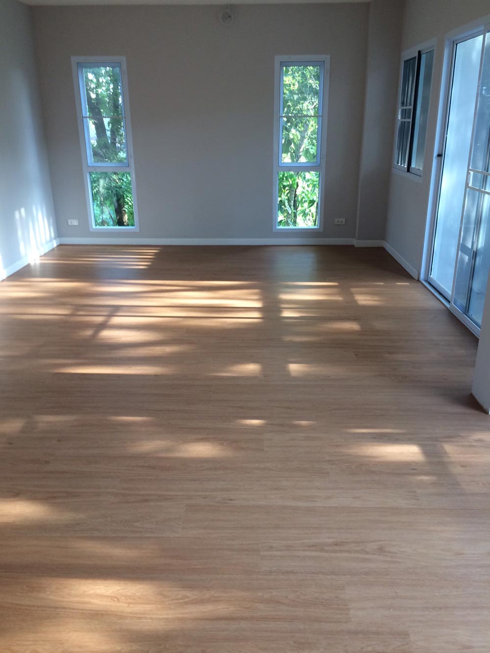 Модерн планкен фасад. Гостиная двухэтажная в стиле лофт. Фальшполы comfloor. Raised floor электроснабжение. Double floor.