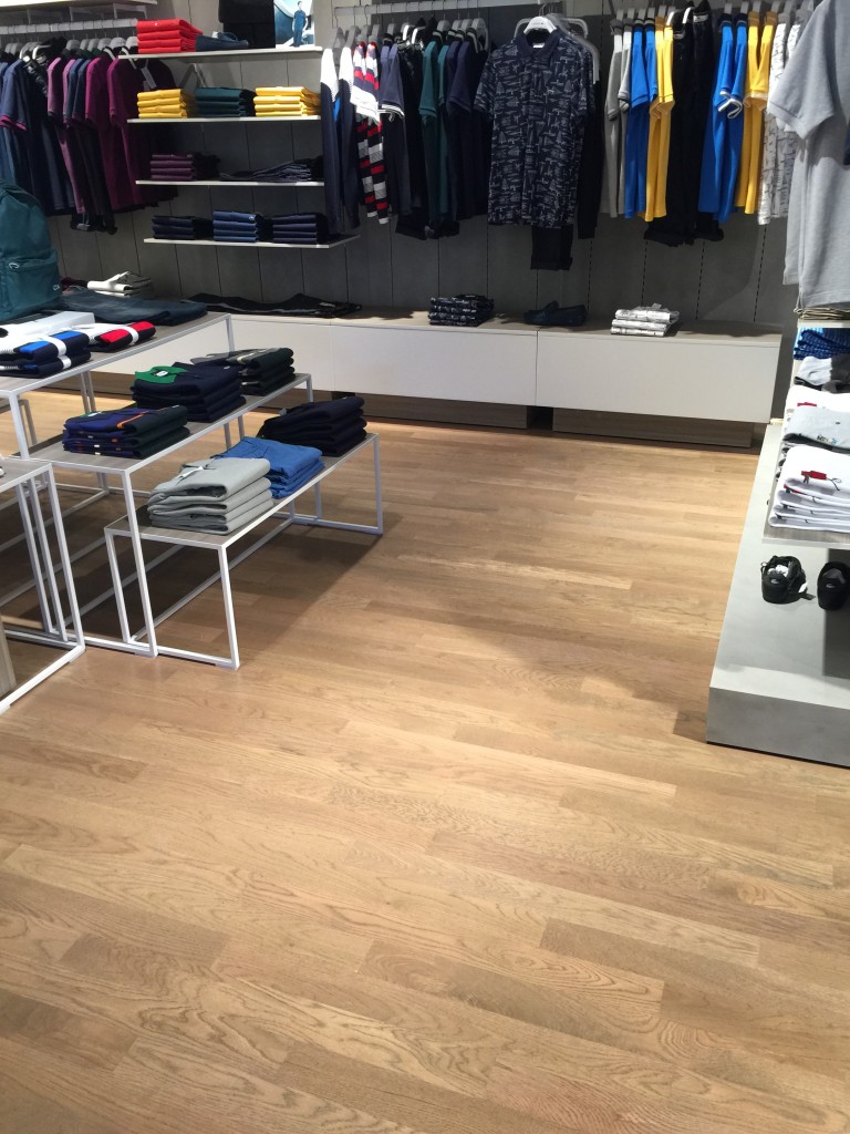 งานติตั้งร้าน Lacoste