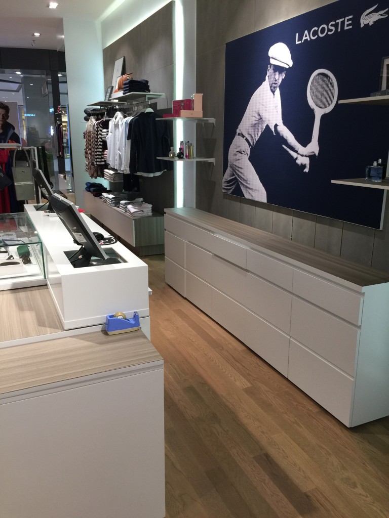 งานติตั้งร้าน Lacoste