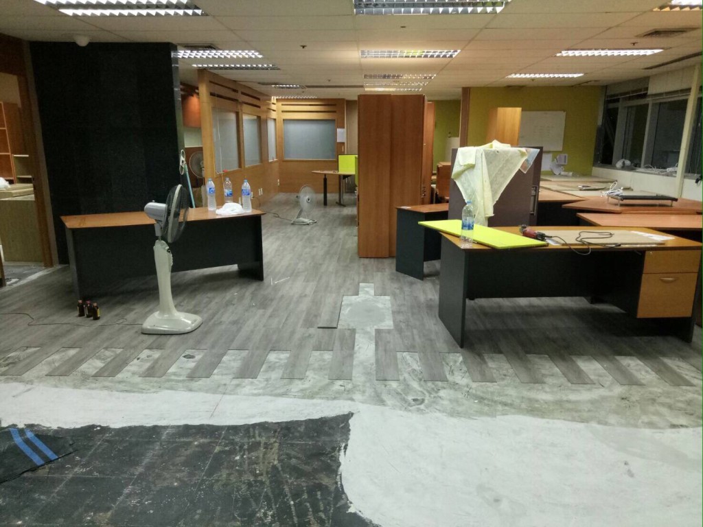 ทีมงาน กำลังปรับพื้นปูน และ ติดตั้งกระเบื้องยาง
