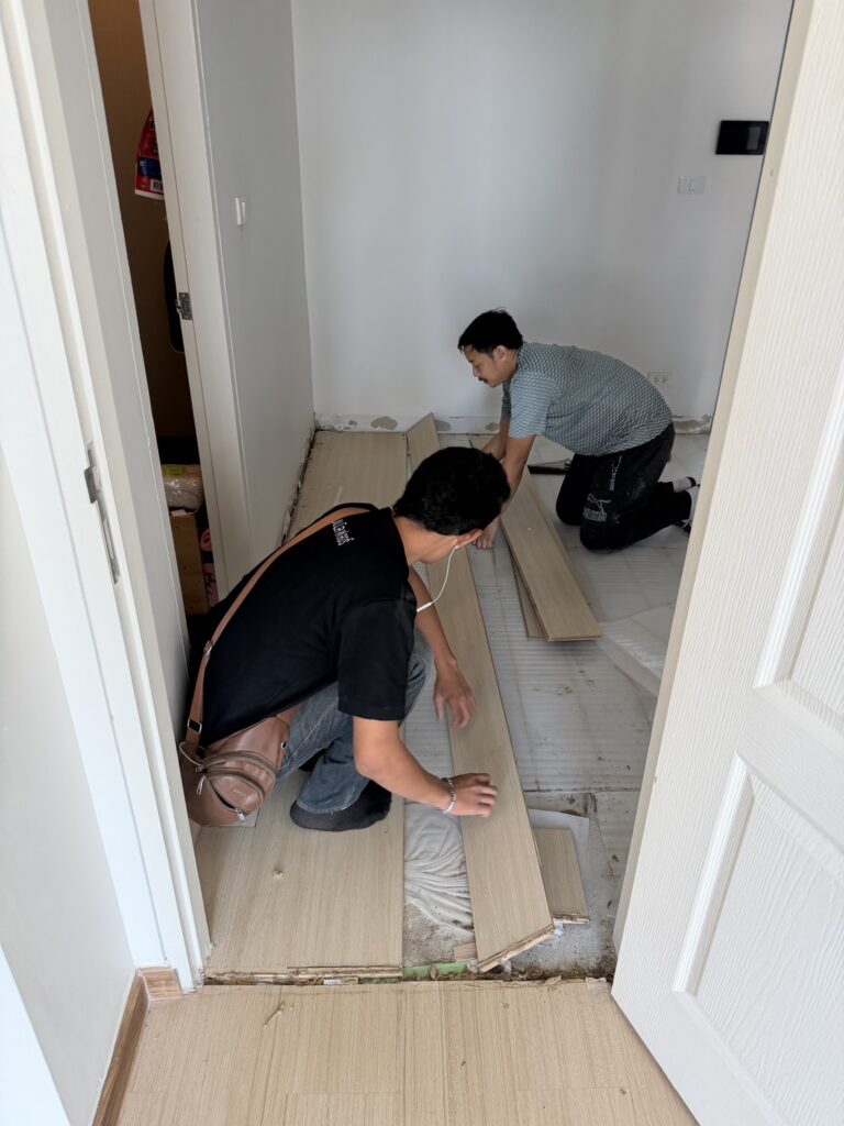 รื้อพื้นไม้ลามิเนตเดิมที่เสียหาย